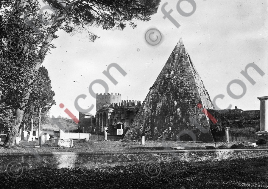 Pyramide des Cestius | Pyramid of Cestius - Foto foticon-simon-025-016-sw.jpg | foticon.de - Bilddatenbank für Motive aus Geschichte und Kultur